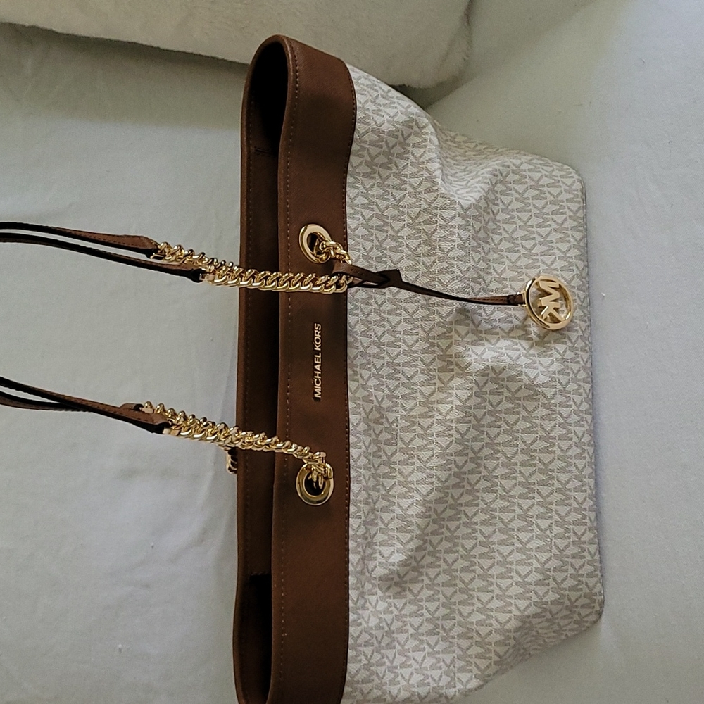 *HOT DEAL * Today only!!!- Micheal Kors Large chain tote